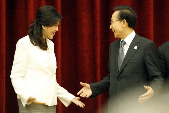 Tổng thống Hàn Quốc Lee Myung-bak bày tỏ vui mừng khi được gặp Thủ tướng Thái Lan bên lề Hội nghị Thượng đỉnh Đông Á tại Phnom Penh, Campuchia hôm 19/11